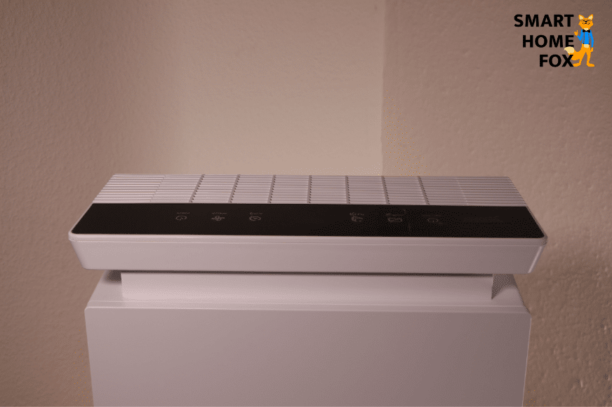 Die Grifffläche und das Display des Levoit Luftreinigers